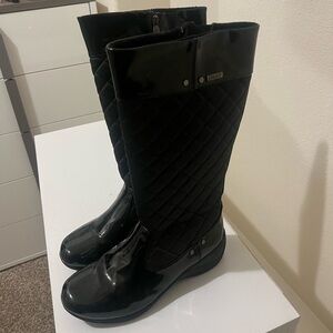 Women’s black rain boots